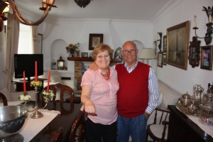 Das Ehepaar im privaten Wohnzimmer, welches für jeden Gast zugänglich ist. Fotos und Alben erinnern an die Familiengeschichte.